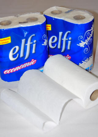Die hygienischen Mittel das Papier die Papierhandtücher die Pappschachteln der Verpackung Polen